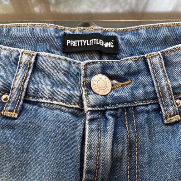 PRETTYLITTLETHING  LIGHT WASH DISTRESSED MOM JEANS - Picture 4 of 10